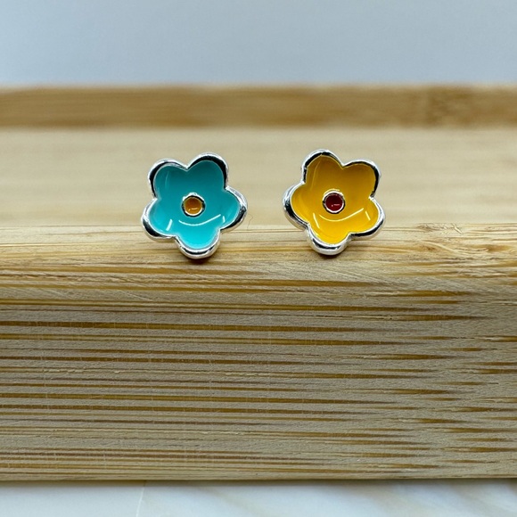 2/$30 Genuine 925 Sterling Silver Tiny Flower Stud Earrings Blue & Yellow - Picture 3 of 7